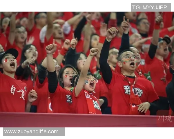 足球球星手指灯点亮激情赛场引爆球迷热情收藏新风潮