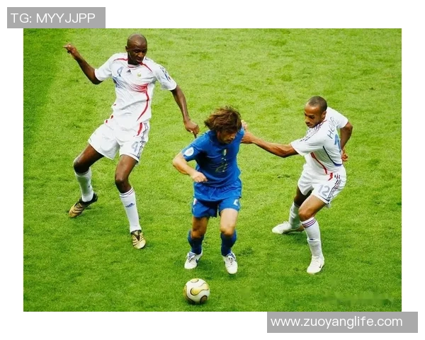 退役足球老球星的传奇人生与赛场背后的故事揭秘